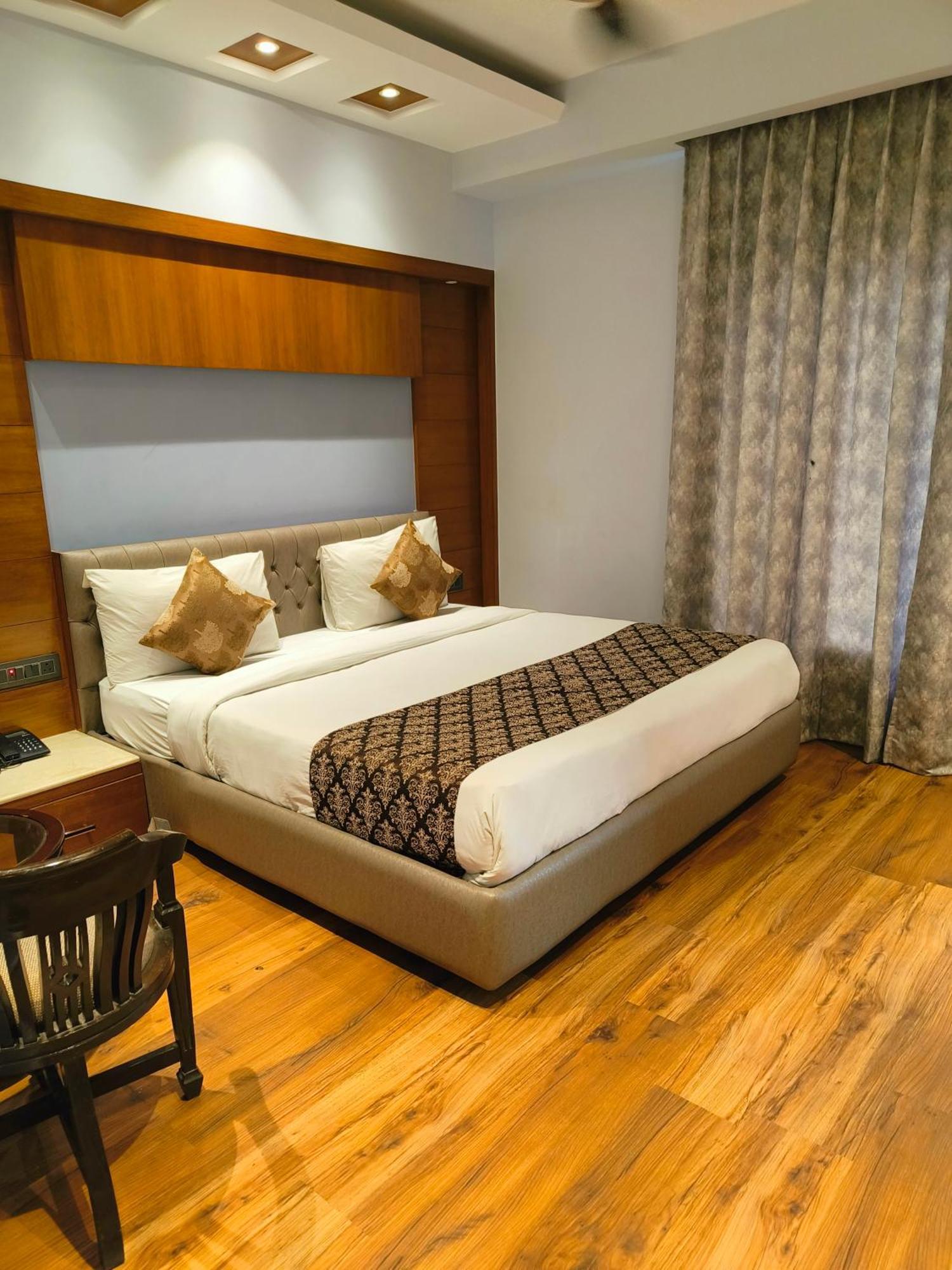 Hotel The Pearl - Traveler'S Choice Award Winner For 2025 New Delhi Exterior photo