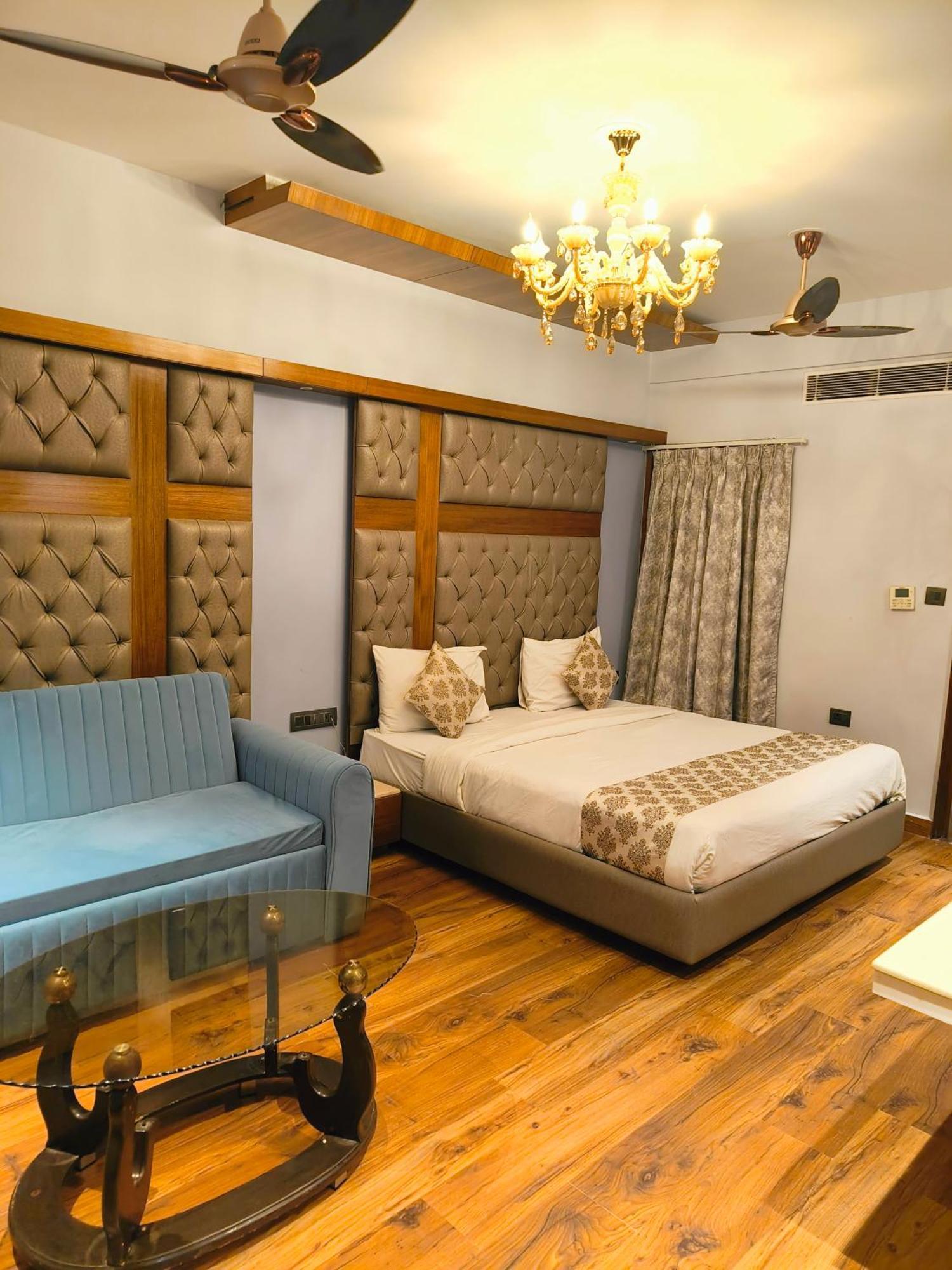Hotel The Pearl - Traveler'S Choice Award Winner For 2025 New Delhi Exterior photo