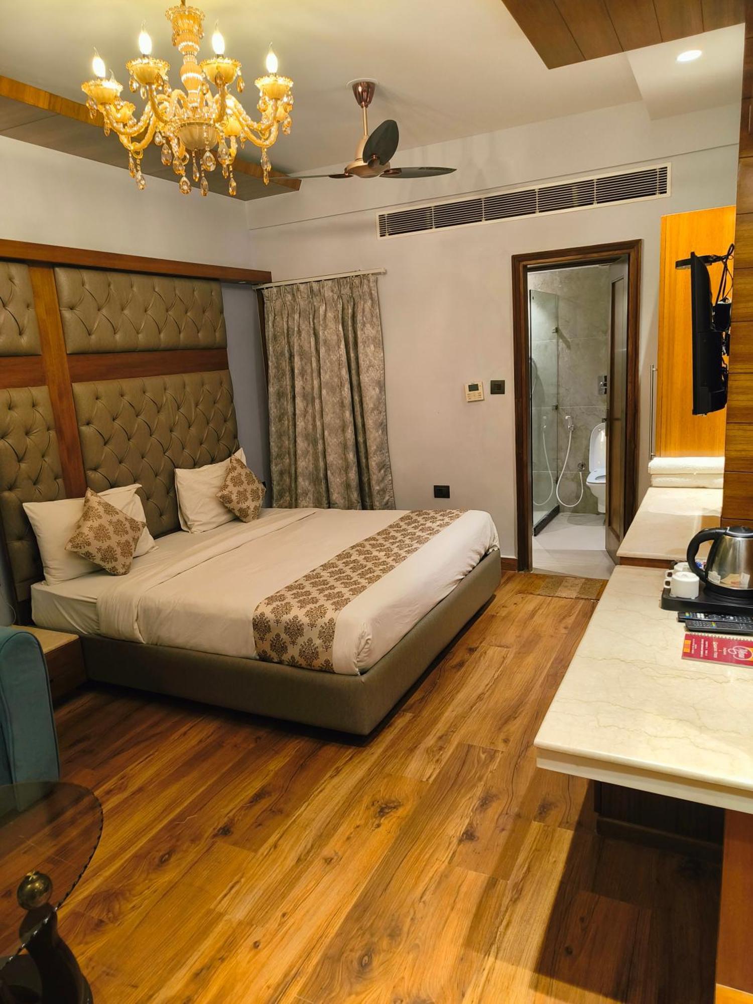 Hotel The Pearl - Traveler'S Choice Award Winner For 2025 New Delhi Exterior photo