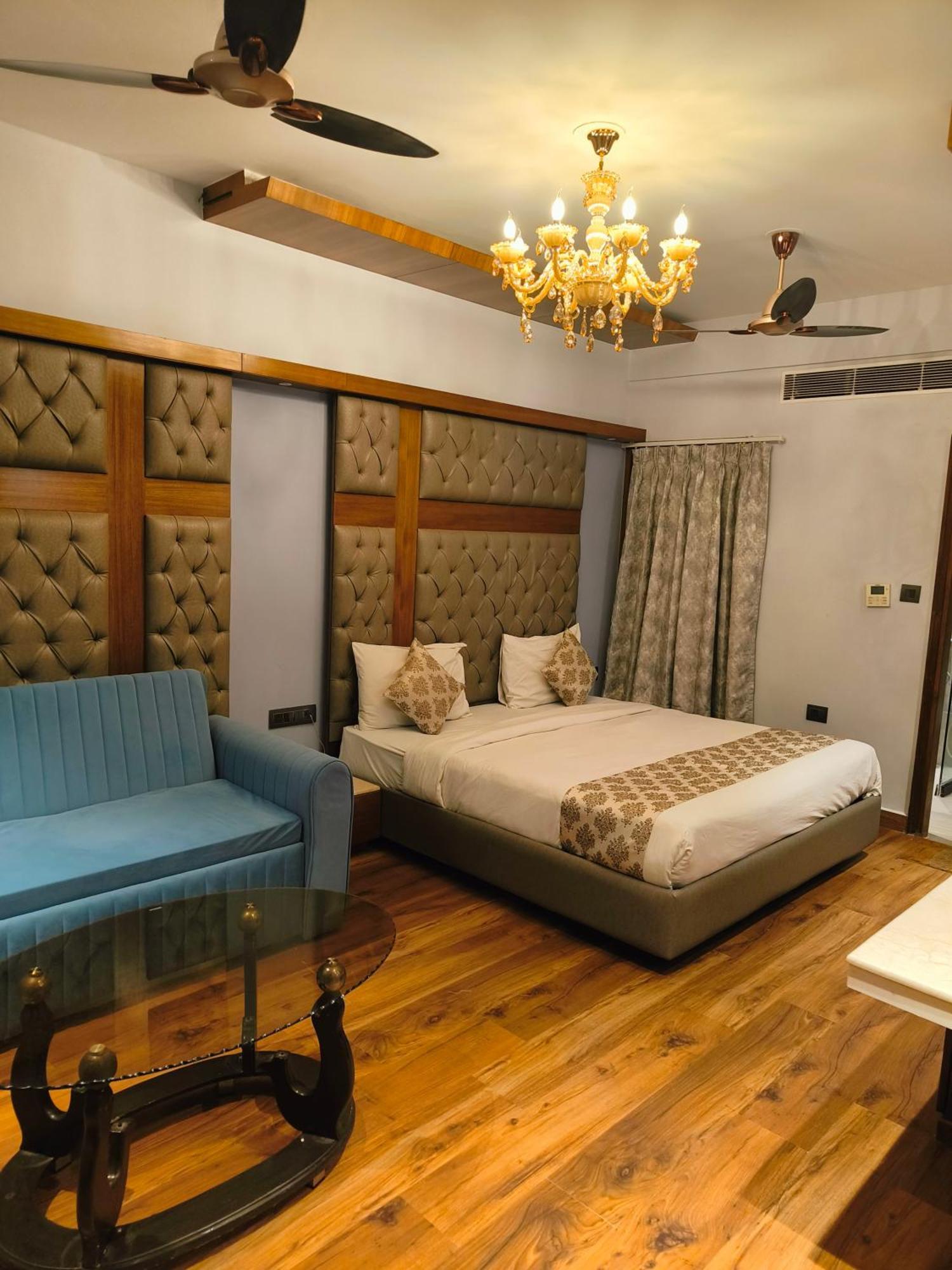 Hotel The Pearl - Traveler'S Choice Award Winner For 2025 New Delhi Exterior photo