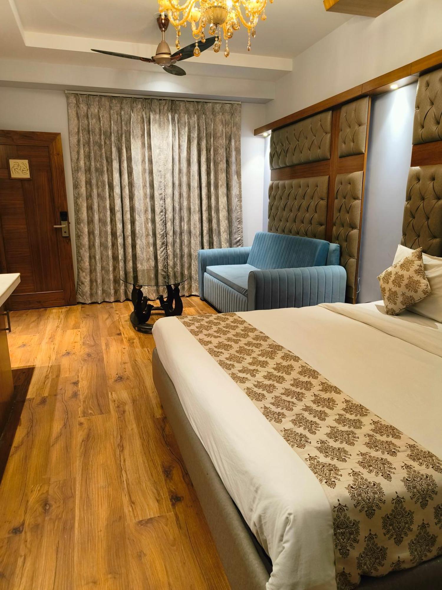 Hotel The Pearl - Traveler'S Choice Award Winner For 2025 New Delhi Exterior photo