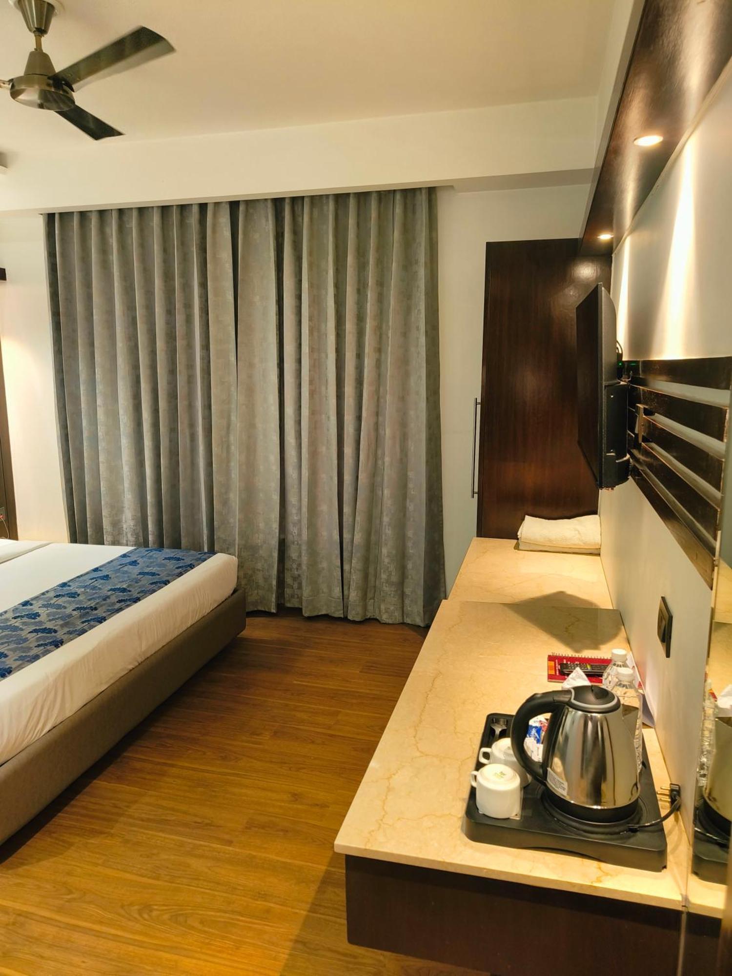 Hotel The Pearl - Traveler'S Choice Award Winner For 2025 New Delhi Exterior photo