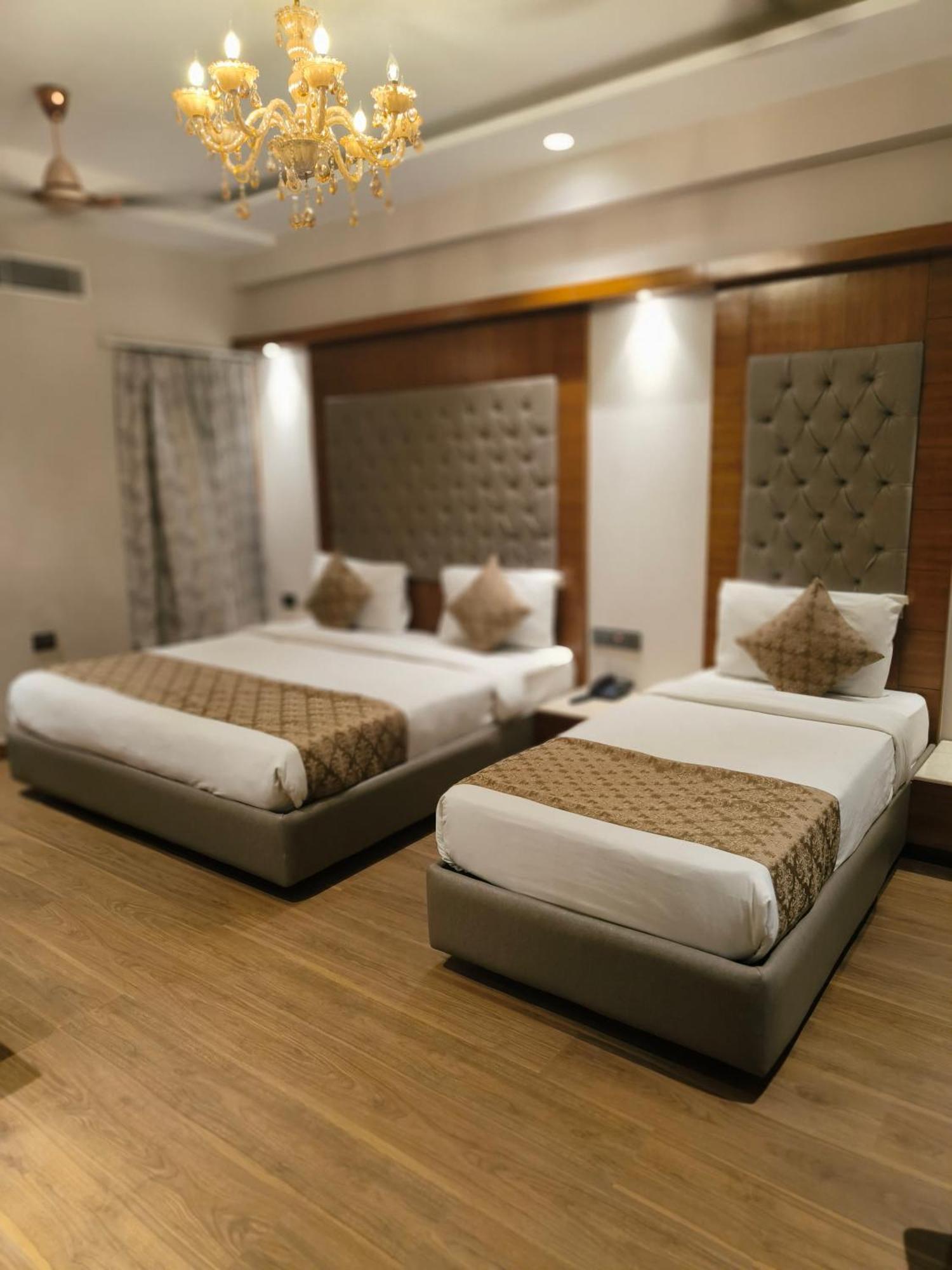 Hotel The Pearl - Traveler'S Choice Award Winner For 2025 New Delhi Exterior photo