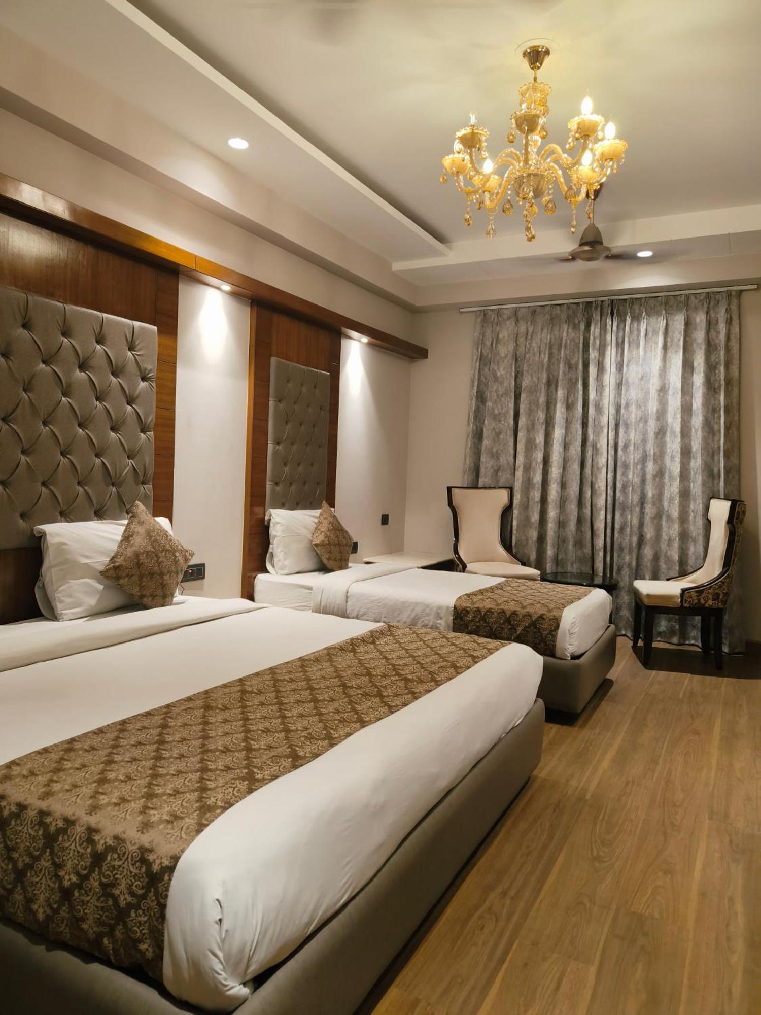 Hotel The Pearl - Traveler'S Choice Award Winner For 2025 New Delhi Exterior photo