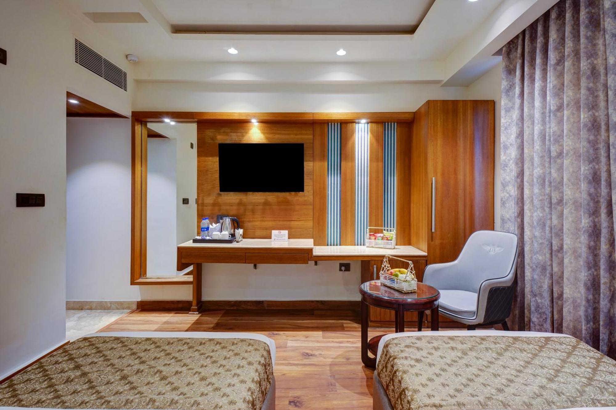 Hotel The Pearl - Traveler'S Choice Award Winner For 2025 New Delhi Exterior photo