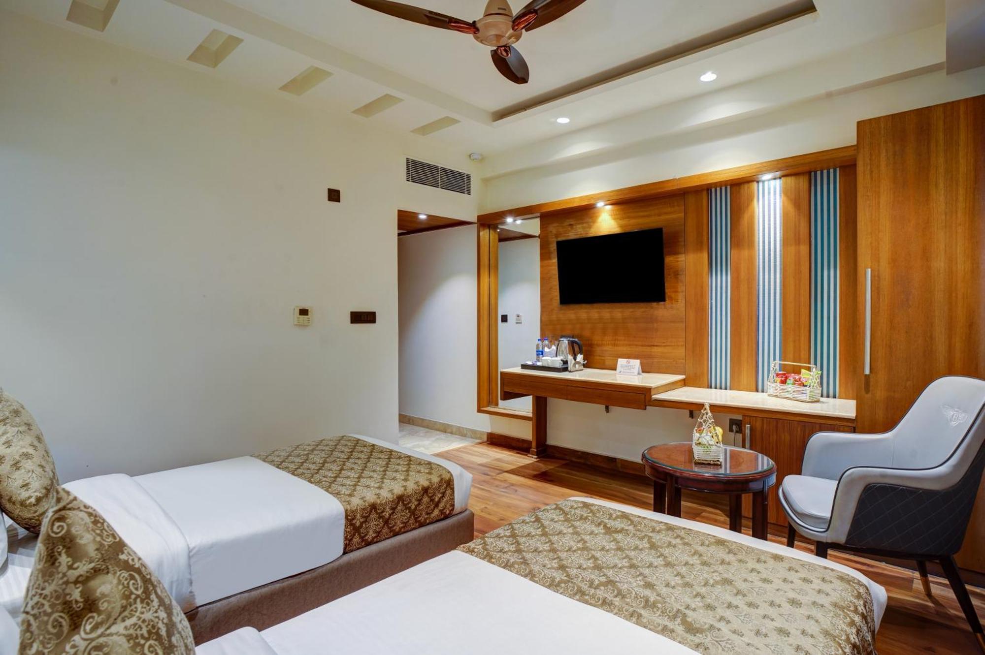 Hotel The Pearl - Traveler'S Choice Award Winner For 2025 New Delhi Exterior photo