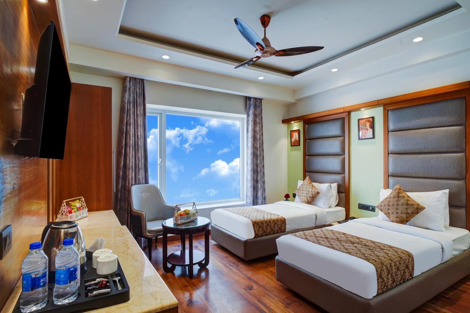 Hotel The Pearl - Traveler'S Choice Award Winner For 2025 New Delhi Exterior photo