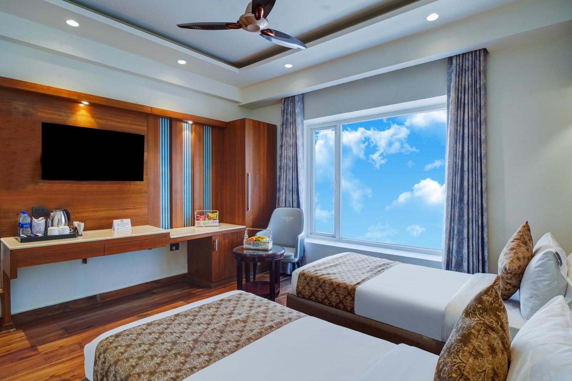 Hotel The Pearl - Traveler'S Choice Award Winner For 2025 New Delhi Exterior photo