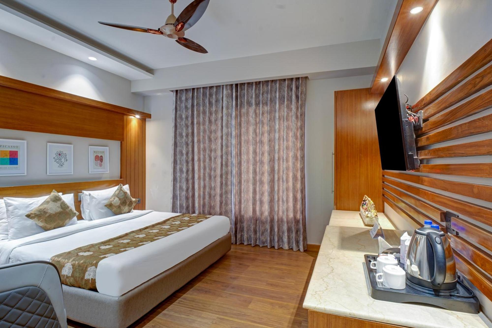 Hotel The Pearl - Traveler'S Choice Award Winner For 2025 New Delhi Exterior photo