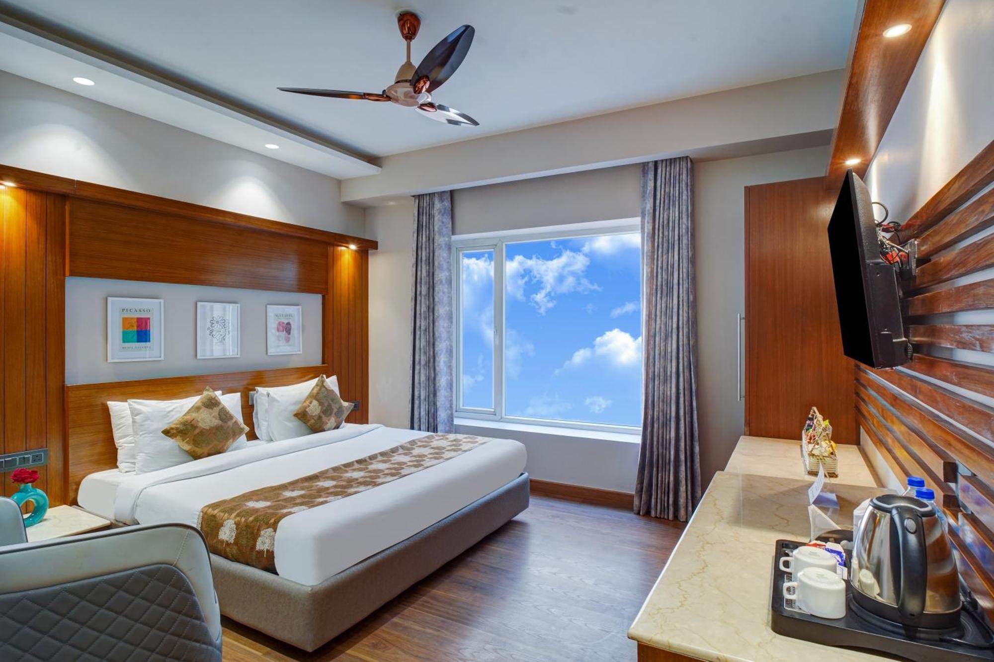 Hotel The Pearl - Traveler'S Choice Award Winner For 2025 New Delhi Exterior photo